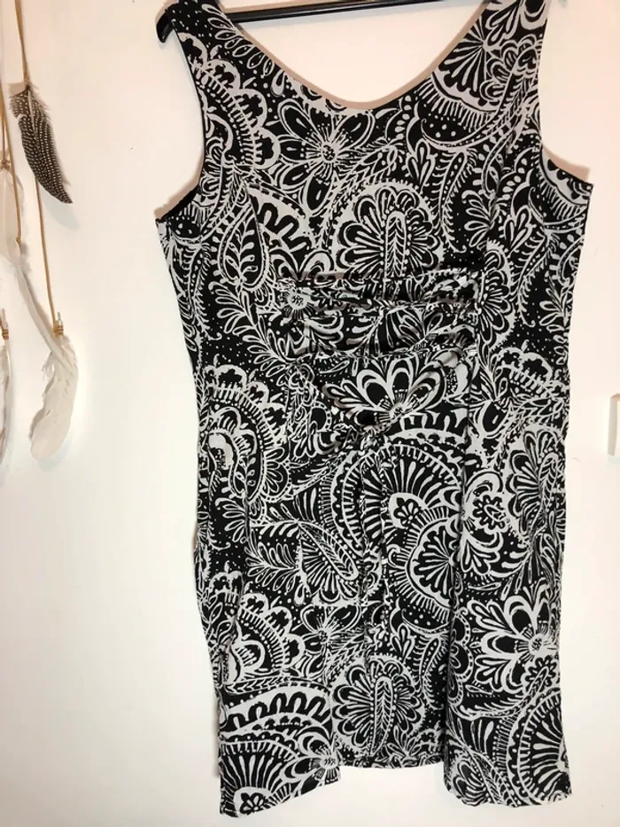 Robe noire et blanche - photo numéro 2