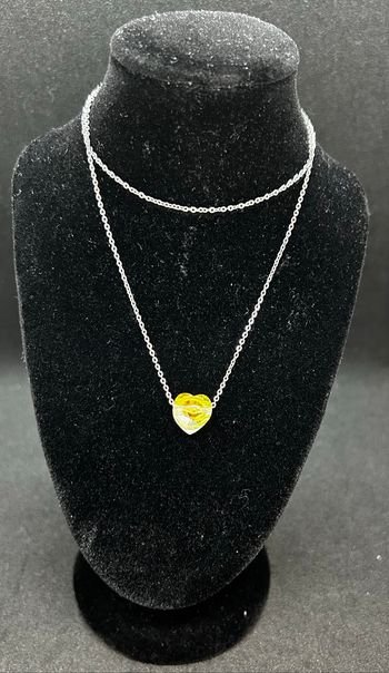 Collier cœur avec un reflet jaune à l’intérieur