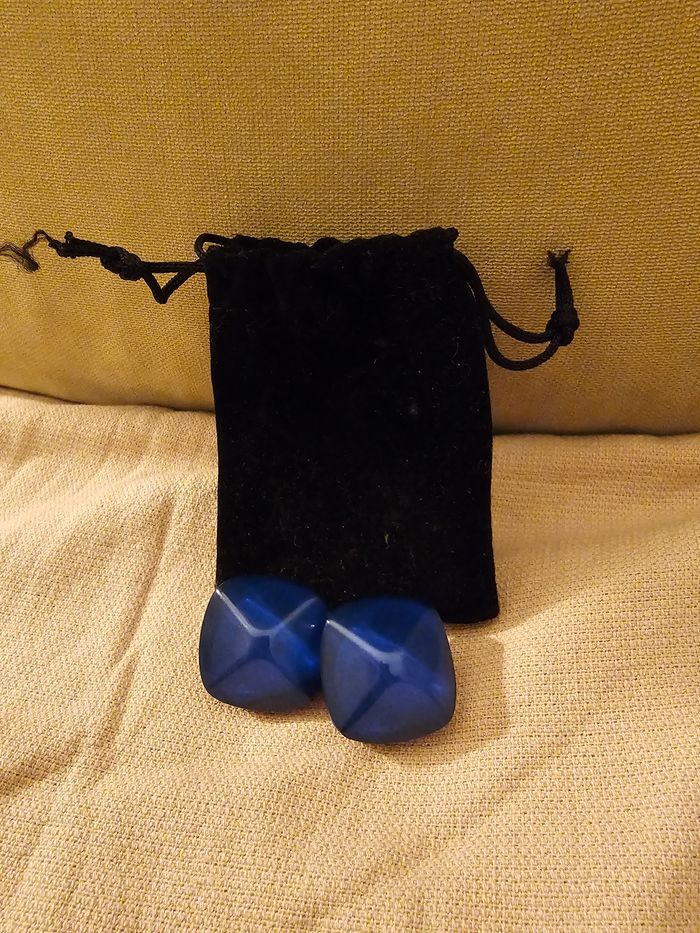 Boucles d’oreilles à clip – Bleu nuit verni