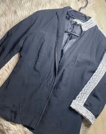 Veste / blazer noir légère Détail blanc sur le col et épaules Jacqueline Riu Taille M / 38