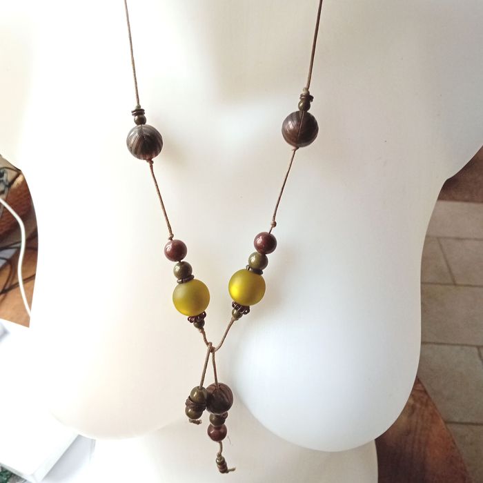 collier perles en verre et metal