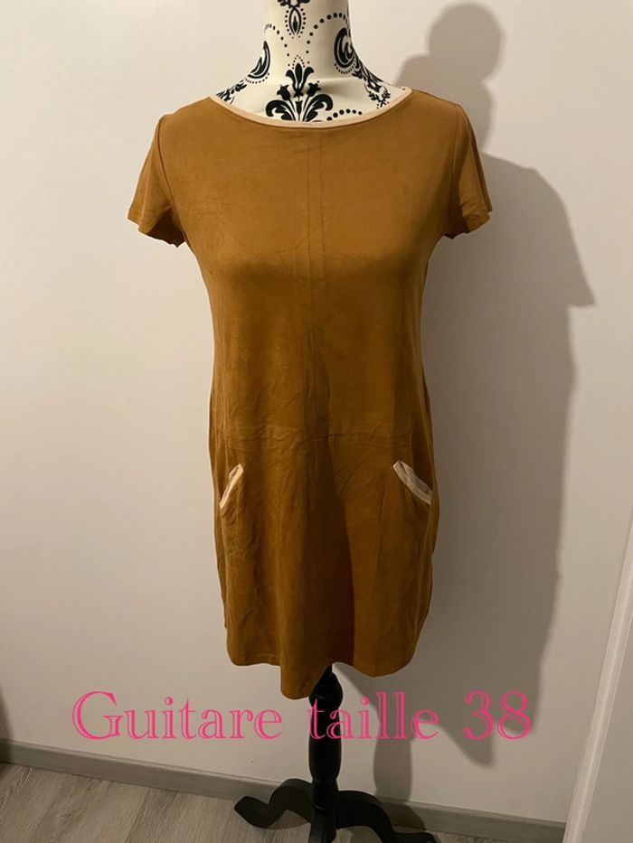 Robe manches courte marron moutarde camel en daim suédine col rose clair Guitare taille 38