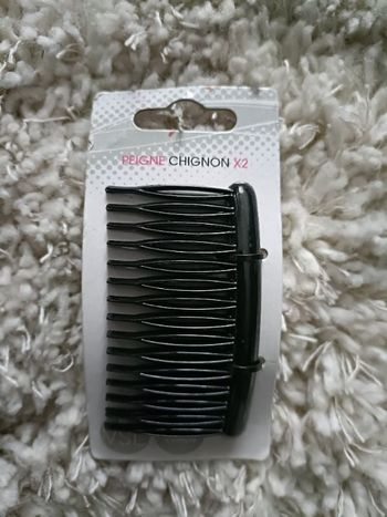 2 peignes chignons d'environ 4 X 7 cm