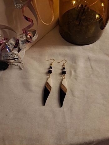 Boucles d'oreilles pendante noir marron blanche