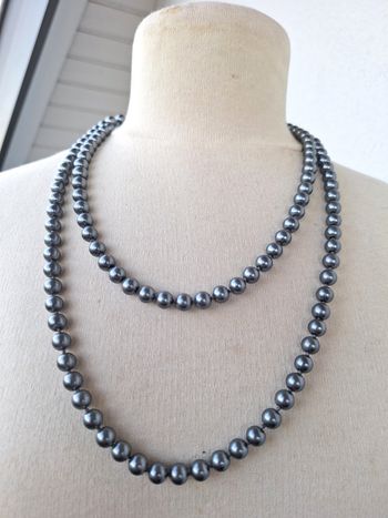 COLLIER A PERLES GRISES ARGENTEES