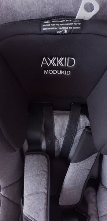 Siège auto Modukid i-size et sa base isofix