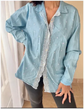 Chemise bleue ciel brodée Nafnaf très bon état