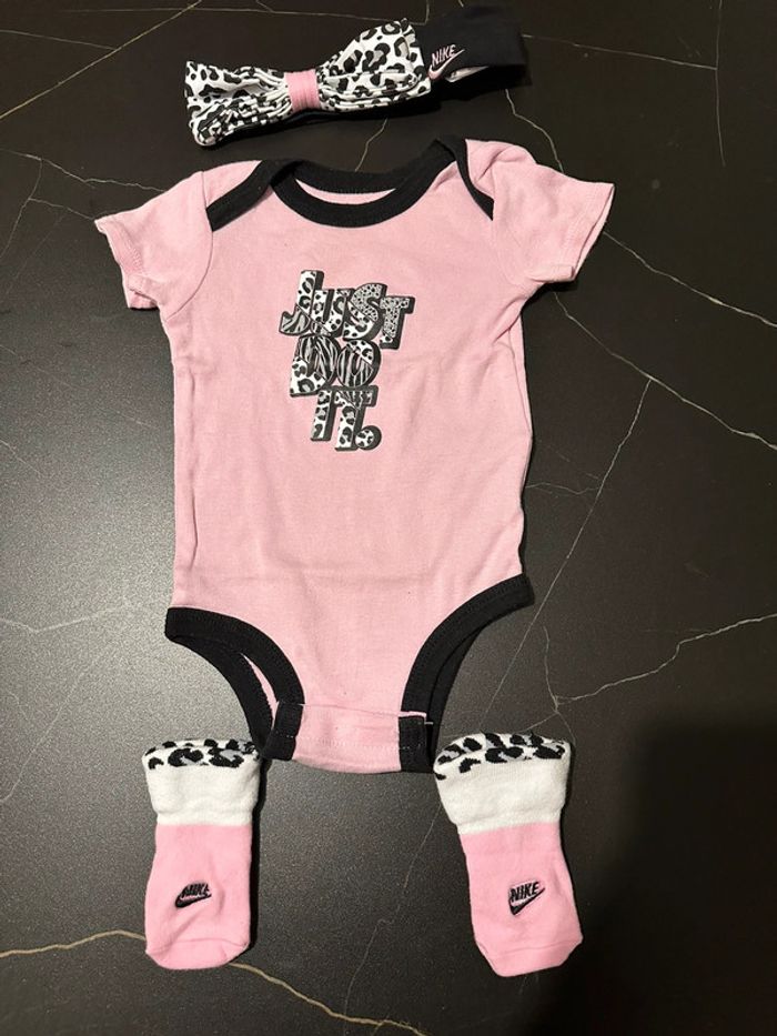 Ensemble Nike bodie, serre tête, chaussette chaude