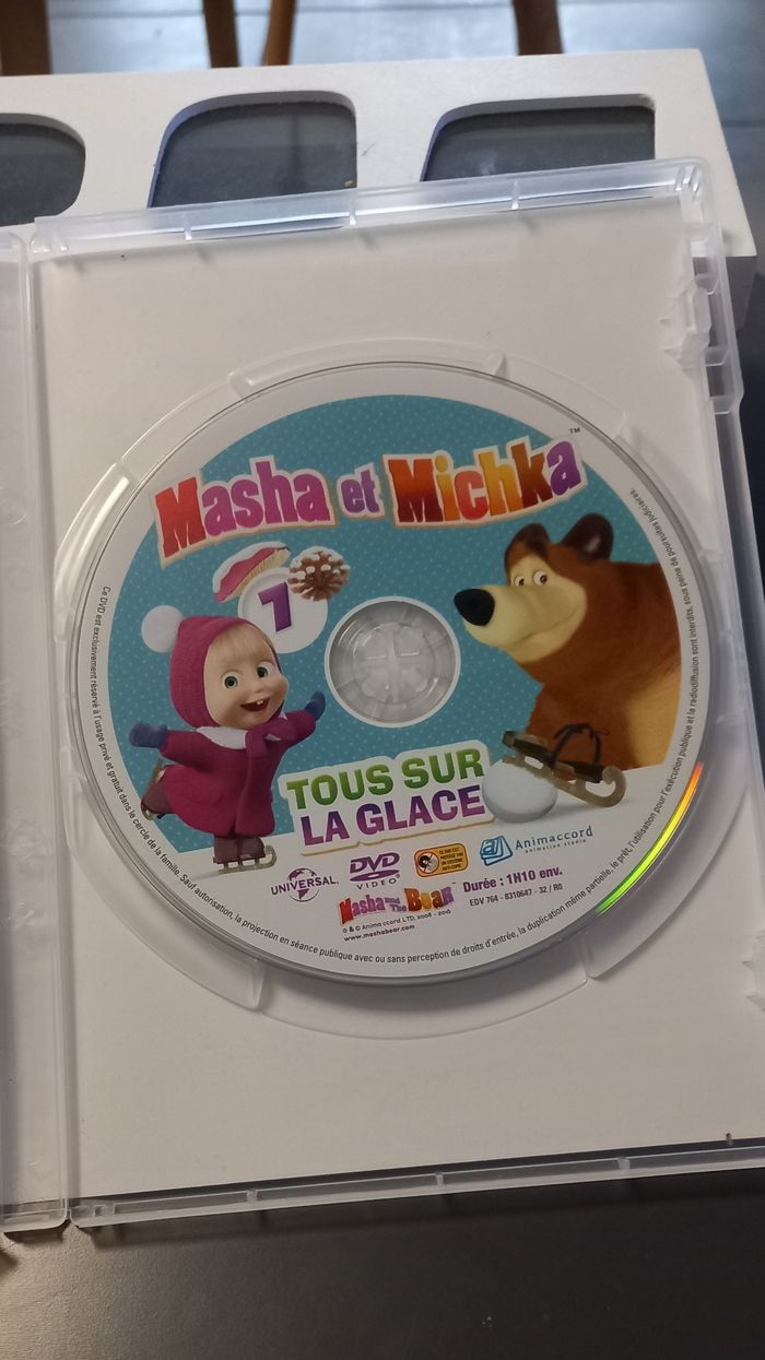 DVD Masha et Michka - Tous sur la glace - photo numéro 3