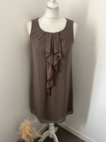 Robe à volants taupe camaïeu S