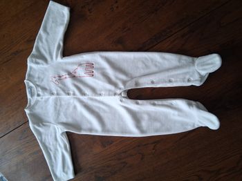 Pyjama en velours blanc motif girafe avec ouverture par devant de marque Noukie’s