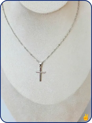 Collier pendentif croix argentée – look moderne et épuré