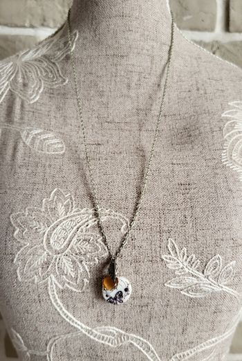 Collier sautoir argenté avec breloque
thème papillon