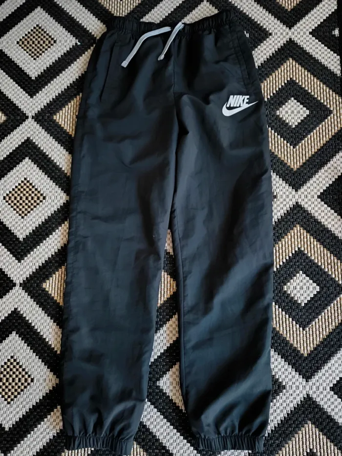 Jogging Nike noir – Taille XL enfant (158 cm)