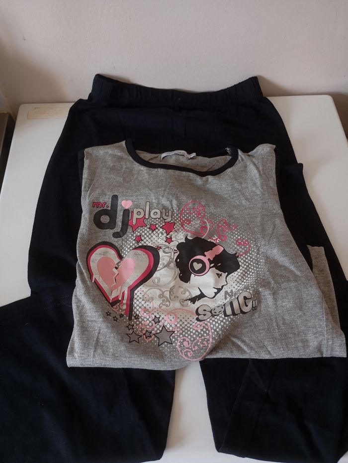 Pyjama 2 pièces. 8 ans. Noir et gris chiné. Motif devant. État neuf - photo numéro 3