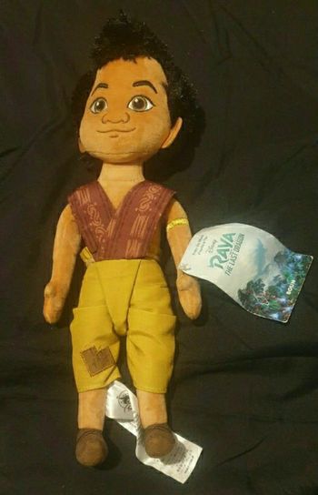 Peluche Raya the last dragon.