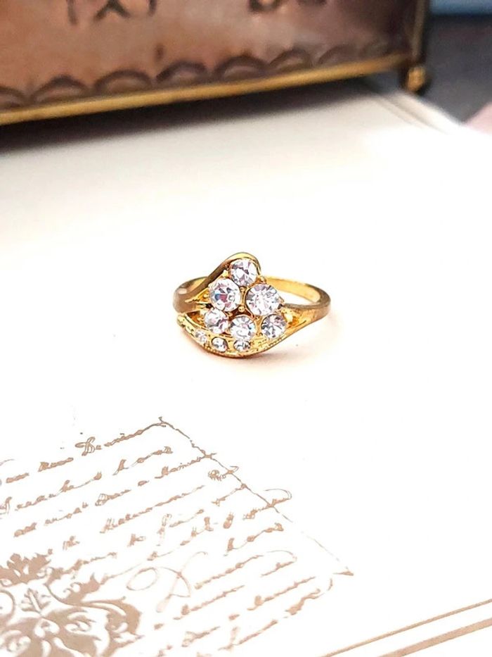 Bague taille 63 neuve doré et pierres blanches - photo numéro 2