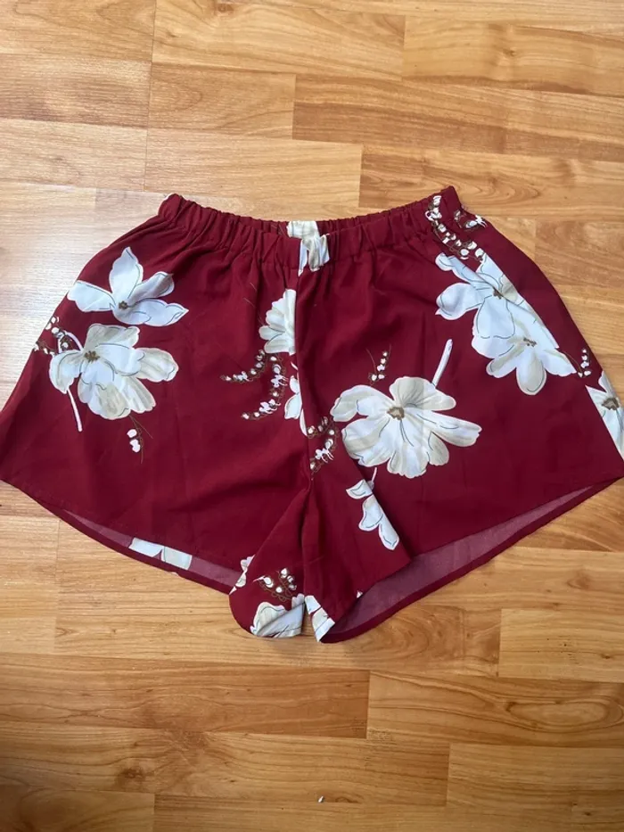 Short élastique fleuri