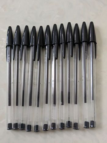 Lot de 12 stylos Bic noirs.