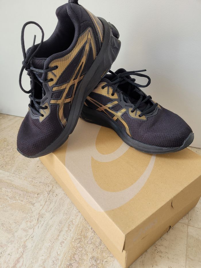 Baskets Asics Noires et dorées - photo numéro 2