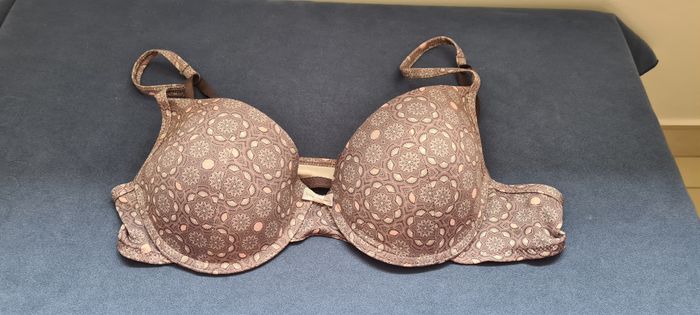 Soutien gorge coque taupe à motifs rose 95C