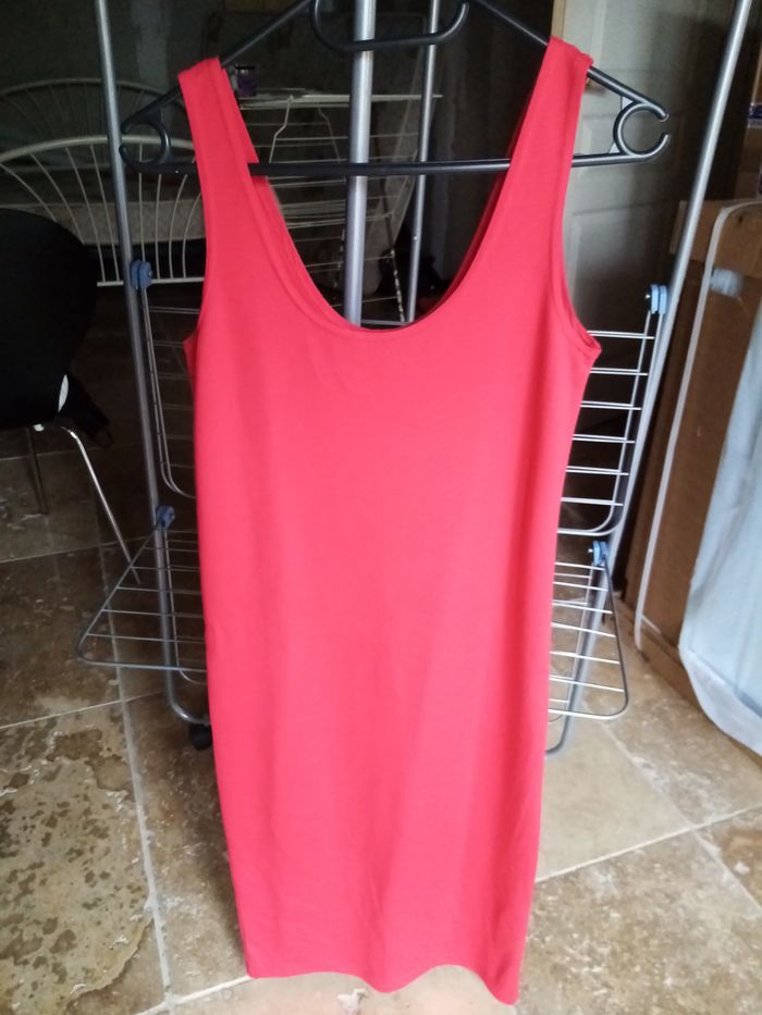 Robe rouge près du corps