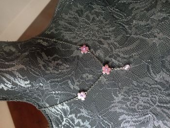 collier avec 3 fleurs mauves
