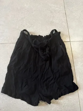 Short noir Stradivarius, taille S, très bon état;