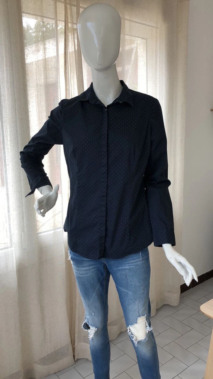 Chemise bleue marine à pois blancs