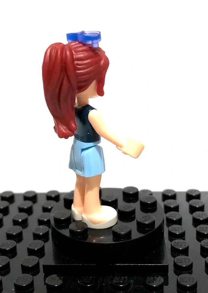 LEGO Friends - Mia, bright light blue skirt, dark blue vest top - photo numéro 6
