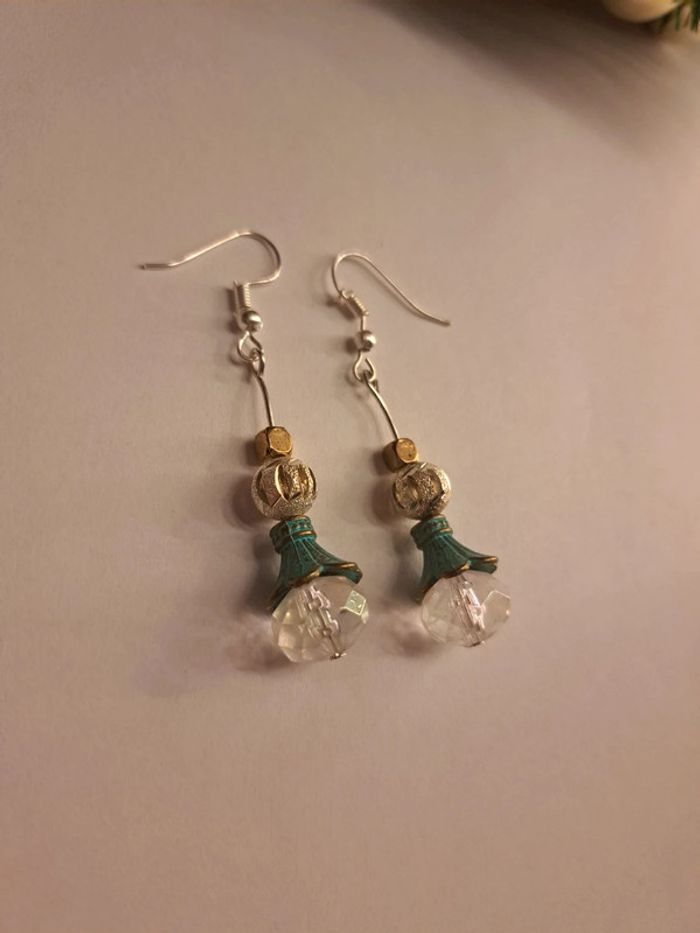 Boucles d'oreilles pendante blanche et verte - photo numéro 5