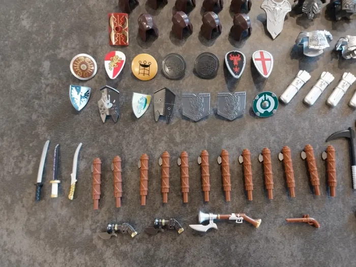 Gros lot type lego d'armes boucliers armures casques pour soldats seigneur des anneaux - photo numéro 3