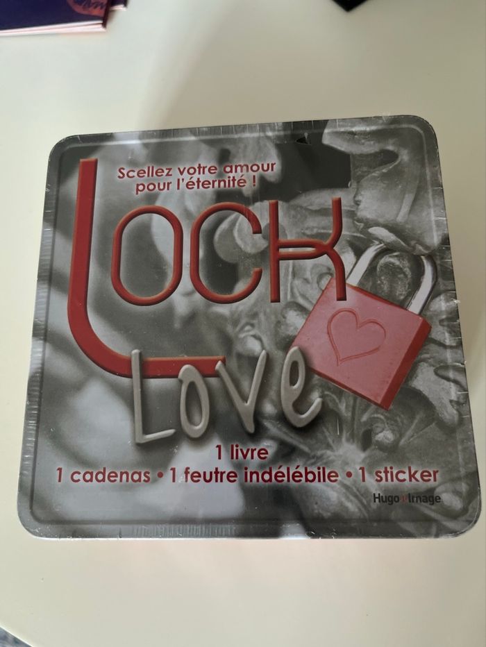 Boîte métal, Lock love. Scellez votre amour pour l'éternité, livre+cadenas+feutre indélébile +1 sticker, neuf