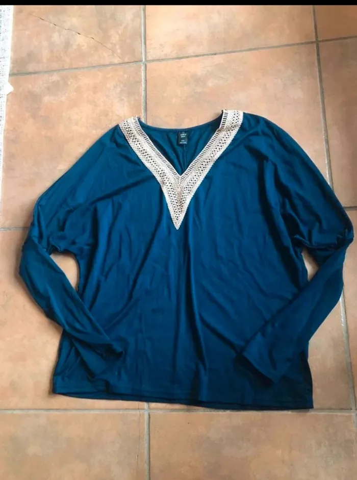 Chemisier à manches longues très classe taille 0XL neuf avec étiquette