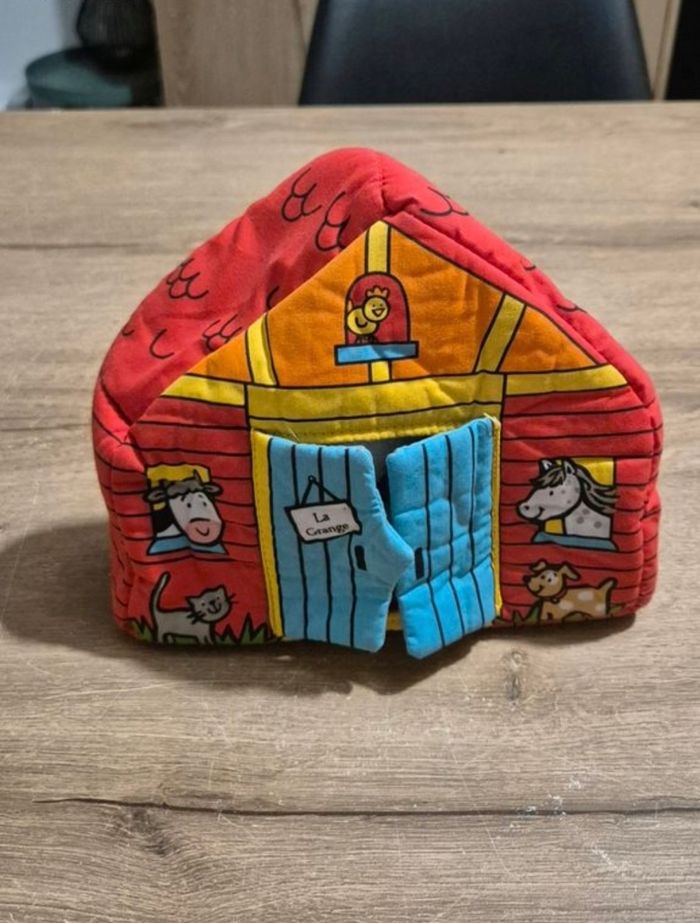 Ferme en tissus avec personnages - photo numéro 4