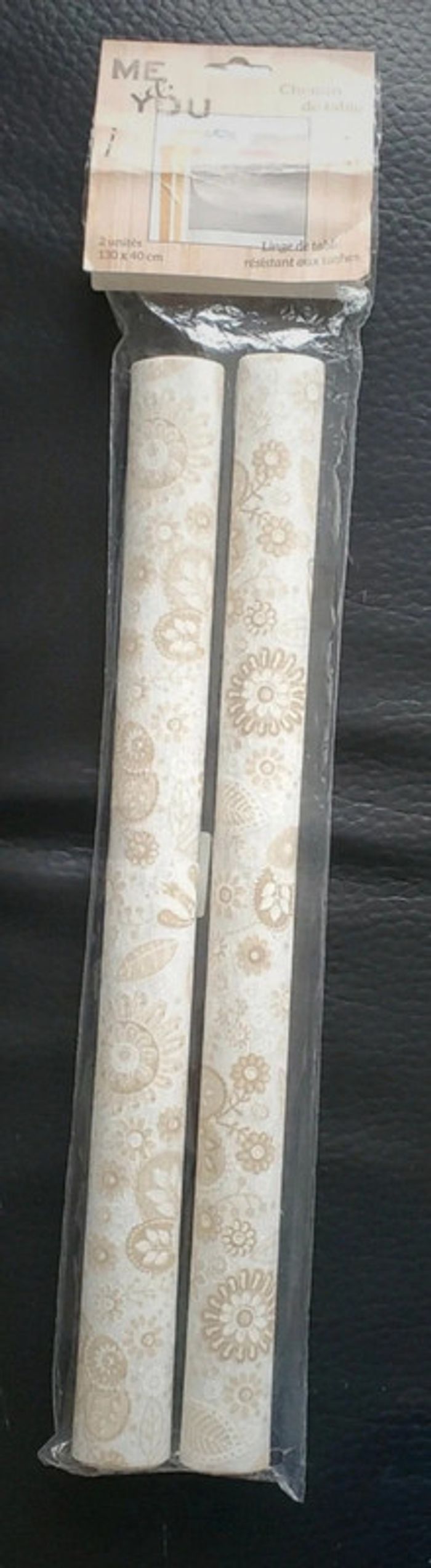 2 chemins de table en tissu de 130 X 40 cm (3 + 1 offert dans tout le dressing)