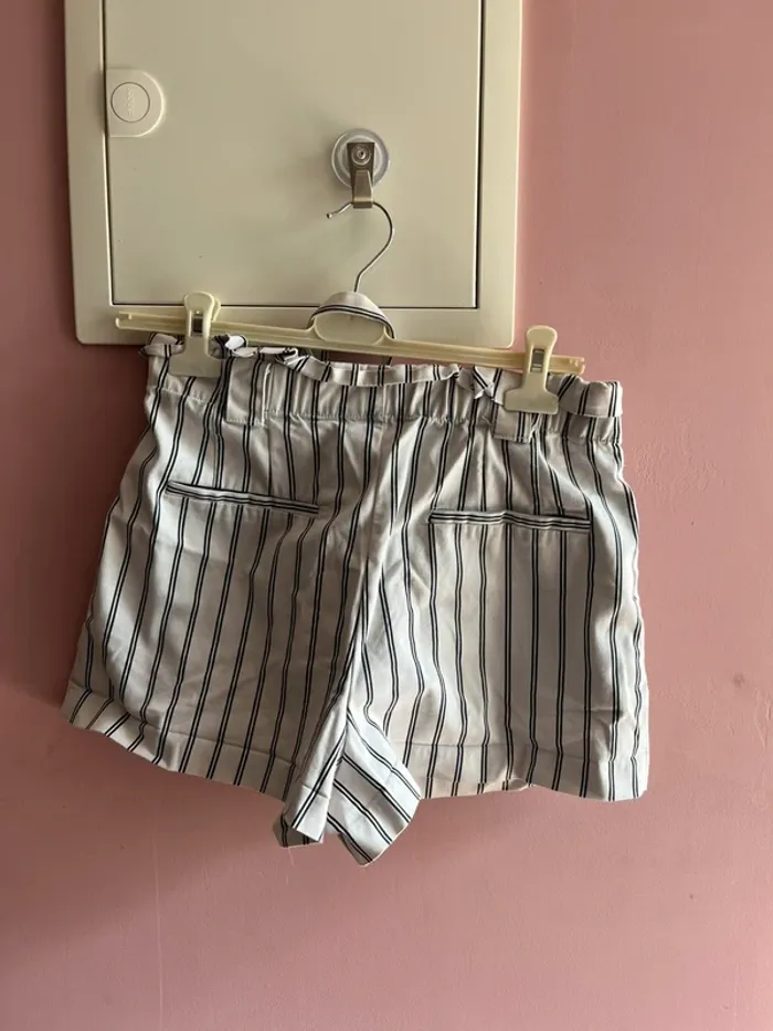 Short rayé noir et blanc avec ceinture - photo numéro 2
