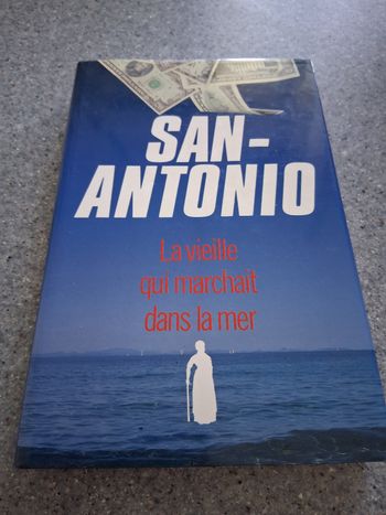 La vieille qui marchait dans la mer " san antonio "