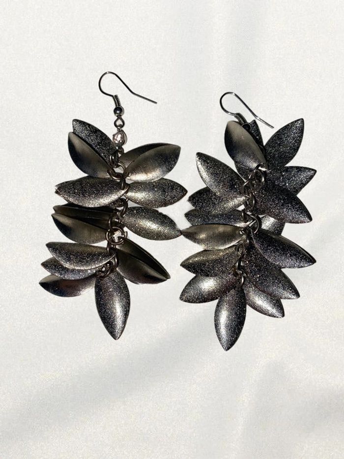 Boucles d’oreilles pendantes argentées en très bon état - photo numéro 2