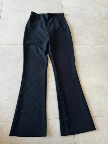 Pantalon noir H&M, très bon état, taille 36 34x105cm