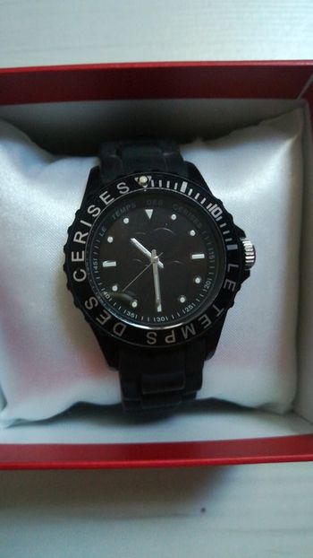 Montre temps des cerises noire silicone