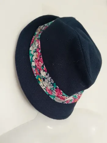 Chapeau femme avec tissu fleuri
