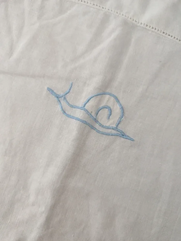 Linge de lit ancien taie d'oreiller en demi lune pour berceau brodé escargot - photo numéro 3
