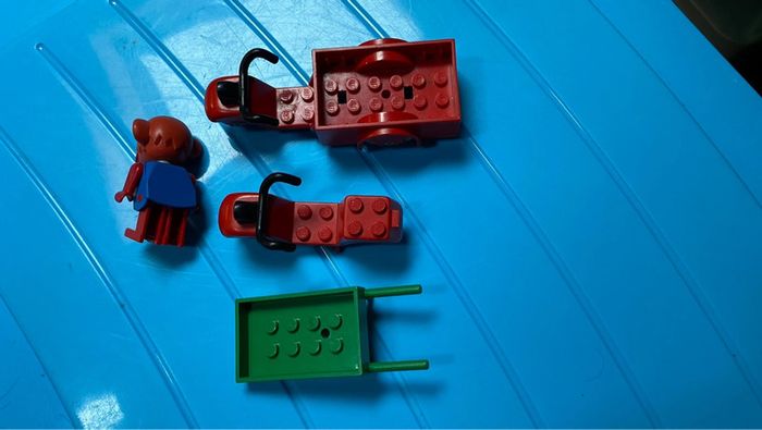 Lot lego fabuland : 4 personnages + scooter + tricycle et brouette dans l’état - photo numéro 4