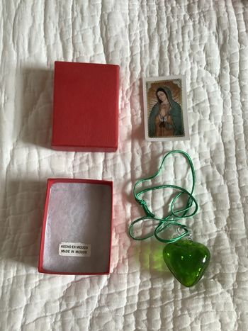 Pendentif mexicain artisanal traditionnel en verre soufflé , cœur et image sainte