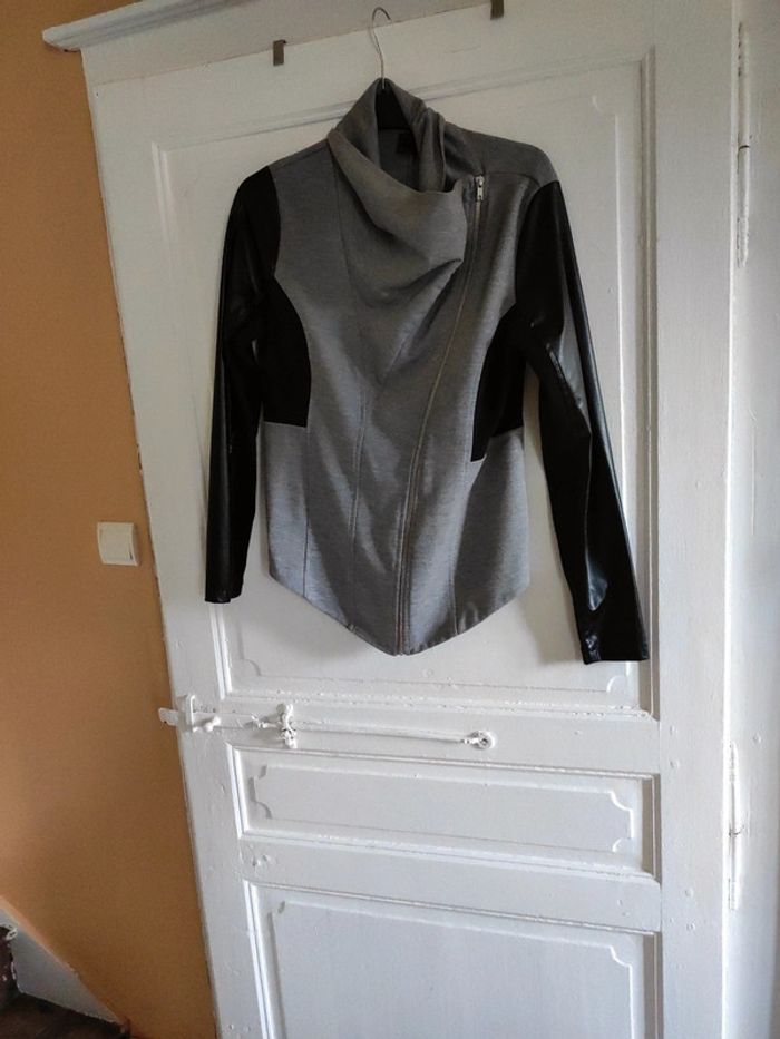 Très belle veste avec manches simili cuir