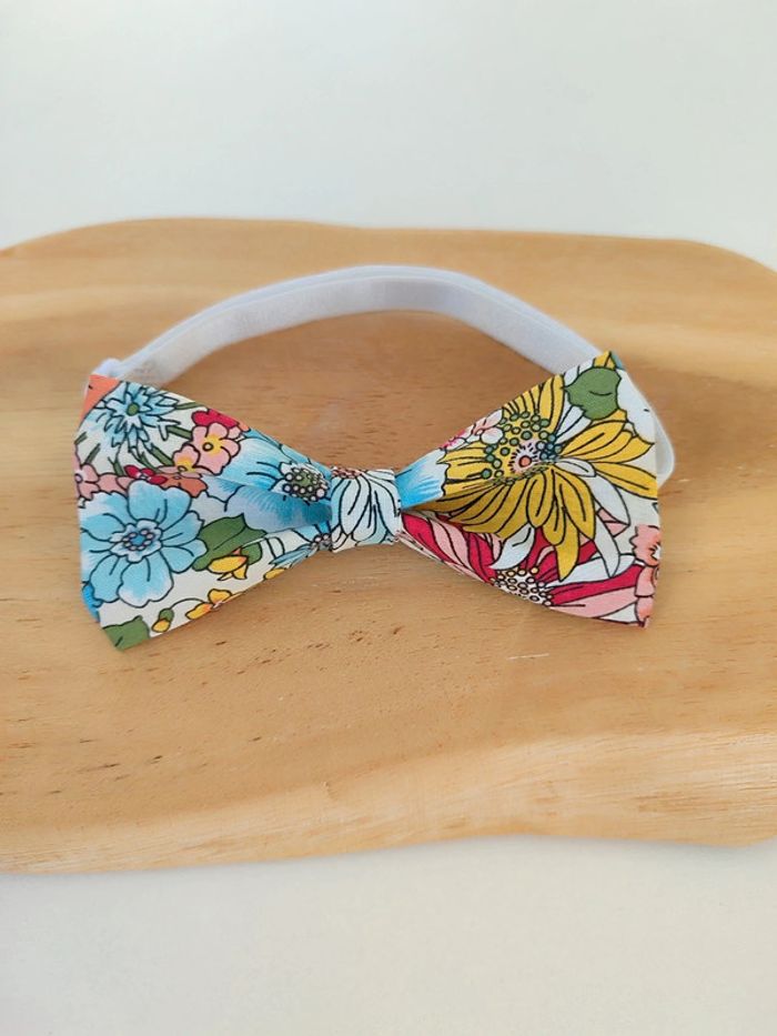 Noeud papillon fleuri multicolore