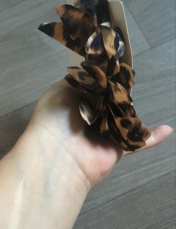 Créoles à froufrous  NEUVES avec étiquette femme couleurs marron et noir - photo numéro 8