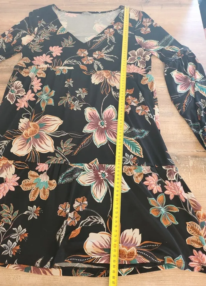 Robe formul fluide noire doublée motifs fleurs manches longues taille 40 en excellent état - photo numéro 5