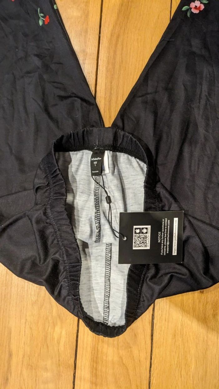 Legging court noir bas fleur taille S jamais porté - photo numéro 3